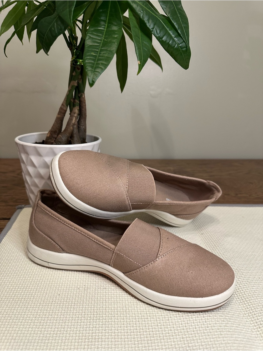 Like New! Land’s End Otter Women’s Size 8 Tan Canvas Slip-On Sneakers